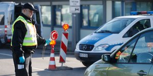 Αστυνομικός κάνει έλεγχο στα σύνορα Δανίας - Γερμανίας