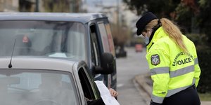 Αστυνομικός κάνει έλεγχο σε αυτοκίνητο