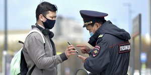 Αστυνομικός κάνει έλεγχο στη Ρωσία