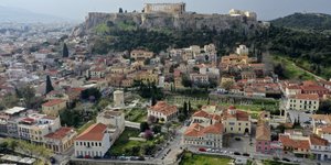 Αθήνα: Αποψη της Πλάκας από αέρος με φόντο την Ακρόπολη