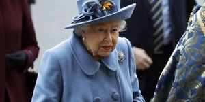 Η Βασίλισσα Ελισάβετ με γαλάζιο παλτό και καπέλο