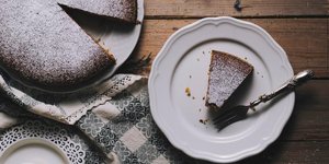 Κομμάτι κέικ σε λευκό πιάτο και πιρούνι