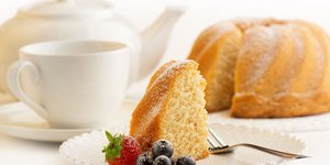 Ένα κομμάτι αφράτο κέικ βανίλια