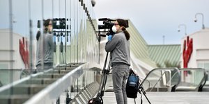 Κάμεραμαν τραβάει πλάνα φορώντας μάσκα