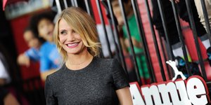 H Κάμερον Ντίαζ με γκρι φόρεμα σε πρεμιέρα ταινίας