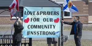 Πολίτες του Καναδά υψώνουν πλακάτ και σημαίες για κοινότητα