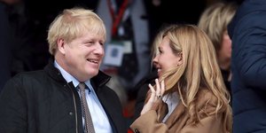 Κάρι Σίμοντς και Μπόρις Τζόνσον χαμογελούν