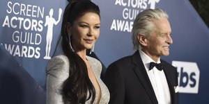 Η Κάθριν Ζέτα Τζόουνς με ασημί φόρεμα δίπλα στον Μάικλ Ντάγκλας