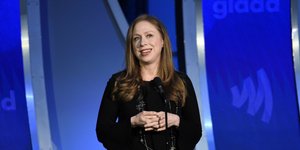 Η Τσέλσι Κλίντον με μαύρο σύνολο σε γκαλά