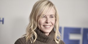 Η Τσέλσι Χάντλερ με καφέ πουλόβερ