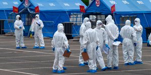 Μέλη του υγειονομικού προσωπικού με στολές προστασίας στην Ουχάν της Κίνας 