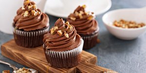 cupcakes σοκολάτας πάνω σε τραπέζι