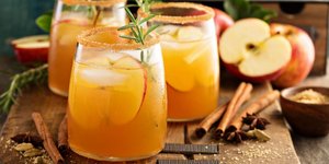 Ποτήρια με κοκτέιλ μήλο και κανέλα σε ξύλο