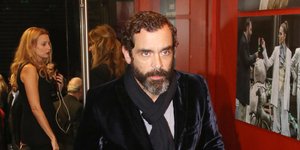 O Κωνσταντίνος Μαρκουλάκης με βελούδινο σακάκι 