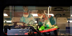 Γιατροί στη Γαλλία προσφέρουν βοήθεια σε θύμα κορωνοϊού σε τρένο