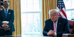 Ο Τραμπ σκεπτικός στο Οβάλ Γραφείο