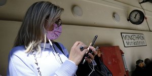 Γυναίκα με μάσκα για τον κορωνοϊό στο Μοναστηράκι