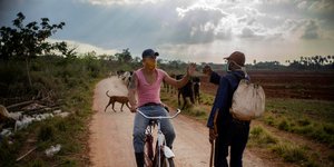 Ποδηλάτης χαιρετάει αγρότη στη Κούβα