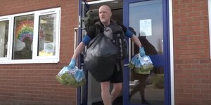 Δάσκαλος κουβαλά σακίδια