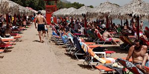 Κόσμος σε παραλία