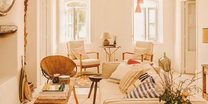 Σαλόνι σπιτιού με καναπέ, καρέκλες, παράθυρα