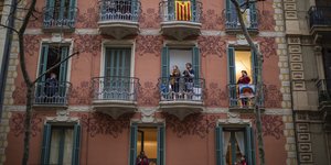 άνθρωποι στα μπαλκόνια σε καραντίνα στη Βαρκελώνη