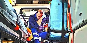 διασώστης του ΕΚΑΒ σε ασθενοφόρο