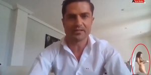Ο Ισπανός παρουσιαστής και η ημίγυμνη γυναίκα πίσω του