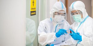 γιατροί με μάσκες έξω από εργαστήριο