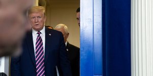 Ο Ντόναλντ Τραμπ εισέρχεται σε αίθουσα