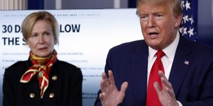 Πίσω από τον πρόεδρο Τραμπ η Ντέμπορα Μπερξ/AP Photo/Alex Brandon