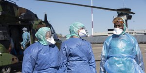 Προσωπικό με στολές και μάσκες κατά της μετάδοσης του κορωνοϊού