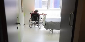 Ηλικιωμένος σε ένα από τα γηροκομεία της Γαλλίας, όπου έχουν διαπιστωθεί 5.600 θάνατοι από τον κορωνοϊό