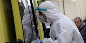 Άνδρας ασθενοφόρου των ΕΚΑΒ, ειδικά σχεδιασμένου για την αντιμετώπιση περιστατικών κορωνοϊού