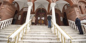Πιστοί σε είσοδο εκκλησίας