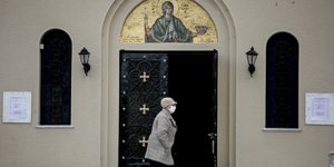 Με μάσκα έξω από την εκκλησία της Αγίας Παρασκευής