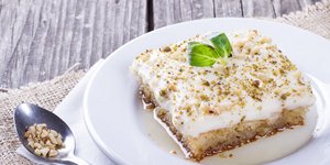 Κομμάτι εκμέκ με βάση από σιροπιασμένο τσουρέκι