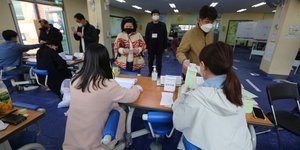 Υπό πολύ αυστηρά μέτρα υγιεινής διεξάγονται βουλευτικές εκλογές στην Νότια Κορέα