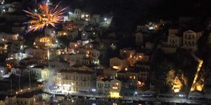 Πυροτεχνήματα στην ακριτική Σύμη το βράδυ της Αναστάσεως 