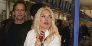 Η Ελένη Μενεγάκη με λευκό πλεκτό