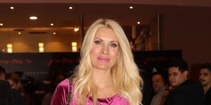 Η Ελένη Μενεγάκη με ροζ βελούδινο φόρεμα