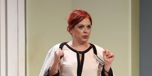 Ελένη Ράντου πάνω στην σκηνή κρατάει τσάντα