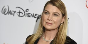 Πρωταγωνίστρια του «Grey's Anatomy» με μαύρο σακάκι