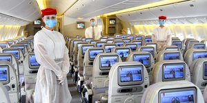 Αεροσυνοδοί της Emirates με προστατευτικές στολές και μάσκες