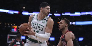 Ο Ενες Καντέρ απέναντι σε αντίπαλο του Σικάγο