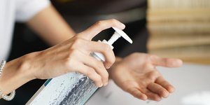 Γυναίκα βάζει κρέμα χεριών στο χέρι της