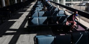 Επιβάτες σε χώρο αναμονής σε αεροδρόμιο