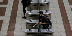 Επιβάτης χτυπάει το εισιτήριο στο Μετρό