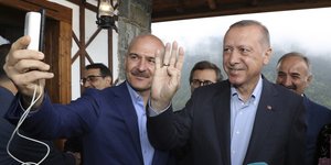 Ερντογάν και Σοϊλού βγάζουν σέλφι