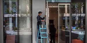 Εργάτης πάνω σε σκάλα στην Κίνα